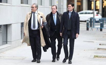 El ex consejero delegado del Banco de Valencia, Domingo Parra (centro), a su llegada el lunes a la Audiencia Nacional el noviembre pasado.