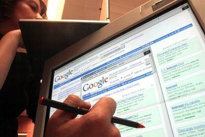 Un internauta consulta los enlaces patrocinados en el sitio de búsquedas de Google.