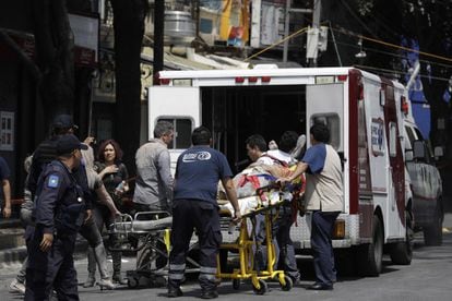 Una persona ferida és traslladada en ambulància després del sisme a Ciutat de Mèxic.