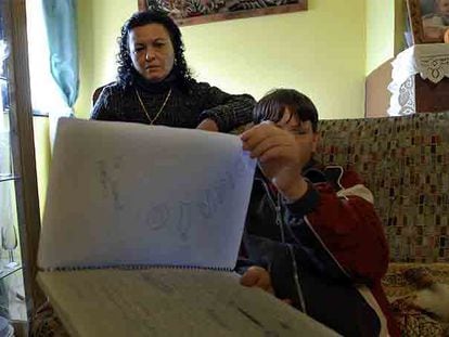 Ildefonso, el joven de Bailén víctima de maltrato escolar, enseña su diario junto a su madre.