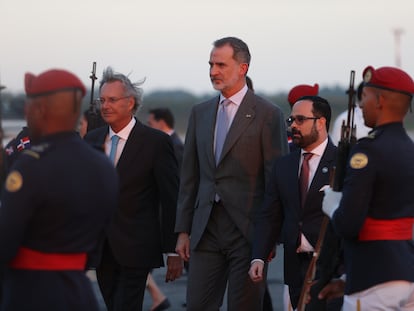 El Rey Felipe VI, en el centro de la imagen, a su llegada el jueves al aeropuerto de Santo Domingo para participar en la Cumbre Iberoamericana.