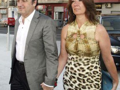 José Joaquín Ripoll, acompañado de su esposa, tras conocerse que no repetirá mandato al frente de la Diputación.