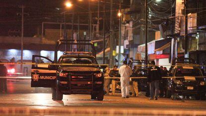 Peritos forenses y policías municipales inspeccionan la escena de un multihomicidio, en la ciudad de Celaya, en una imagen de archivo.