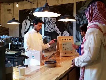 Interior de una cafetería saudí.