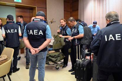 Los inspectores de la misión del OIEA a la central de Zaporiyia, preparándose para su viaje a Ucrania en el aeropuerto de Viena, este lunes.