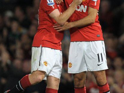 Scholes y Giggs celebran un gol con el United.