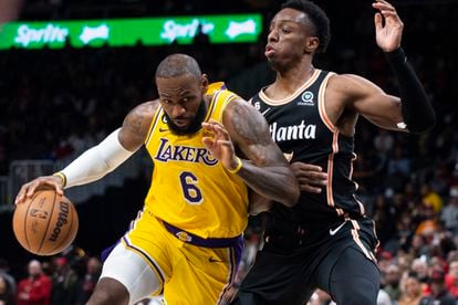 LeBron James mueve el balón ante Onyeka Okongwu en el partido de los Lakers contra los Hawks.