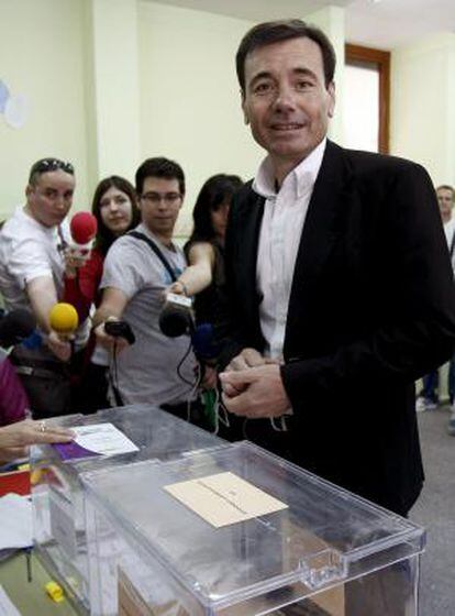 El candidato socialista a la presidencia de la Comunidad de Madrid, Tomás Gómez, tras depositar su voto.