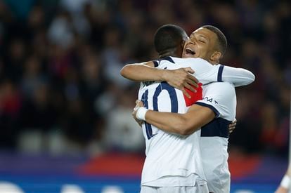 Dembélé y Mbappé celebran la victoria del PSG ante el Barcelona.