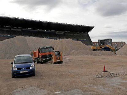 Obras de demolición del estadio Vicente Calderón. En vídeo, un timelapse de las obras.