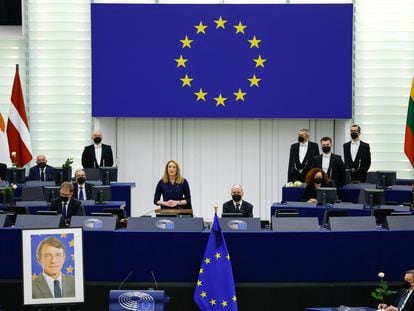 En pie, la presidenta en funciones del Parlamento Europeo, Roberta Metsola, durante el homenaje al fallecido presidente de la Eurocámara, David Sassoli.