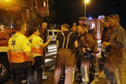 Bomberos y servicios de emergencia en el lugar del incendio.