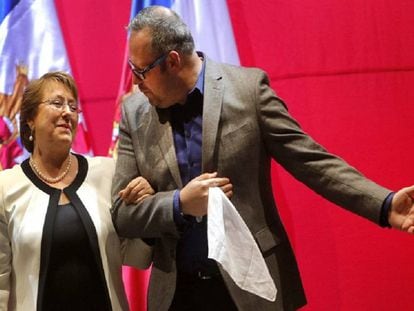 Michelle Bachelet y su hijo Sebastián Dávalos, en diciembre de 2015.