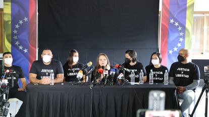 La abogada de la familia Raúl Isaías Baduel, Yasnaida Villalobos (c), habla durante una rueda de prensa, el viernes en Caracas.