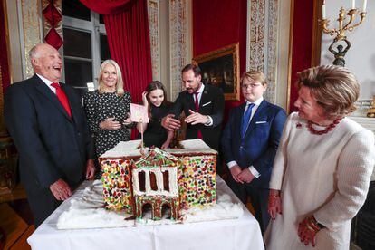 La familia real noruega ha publicado este año tres imágenes para su felicitación. Una de ellas más informal, donde la familia se ríe alrededor de una casa de pan de jengibre, creada por los niños del jardín de infancia de Fridheim de Oslo.