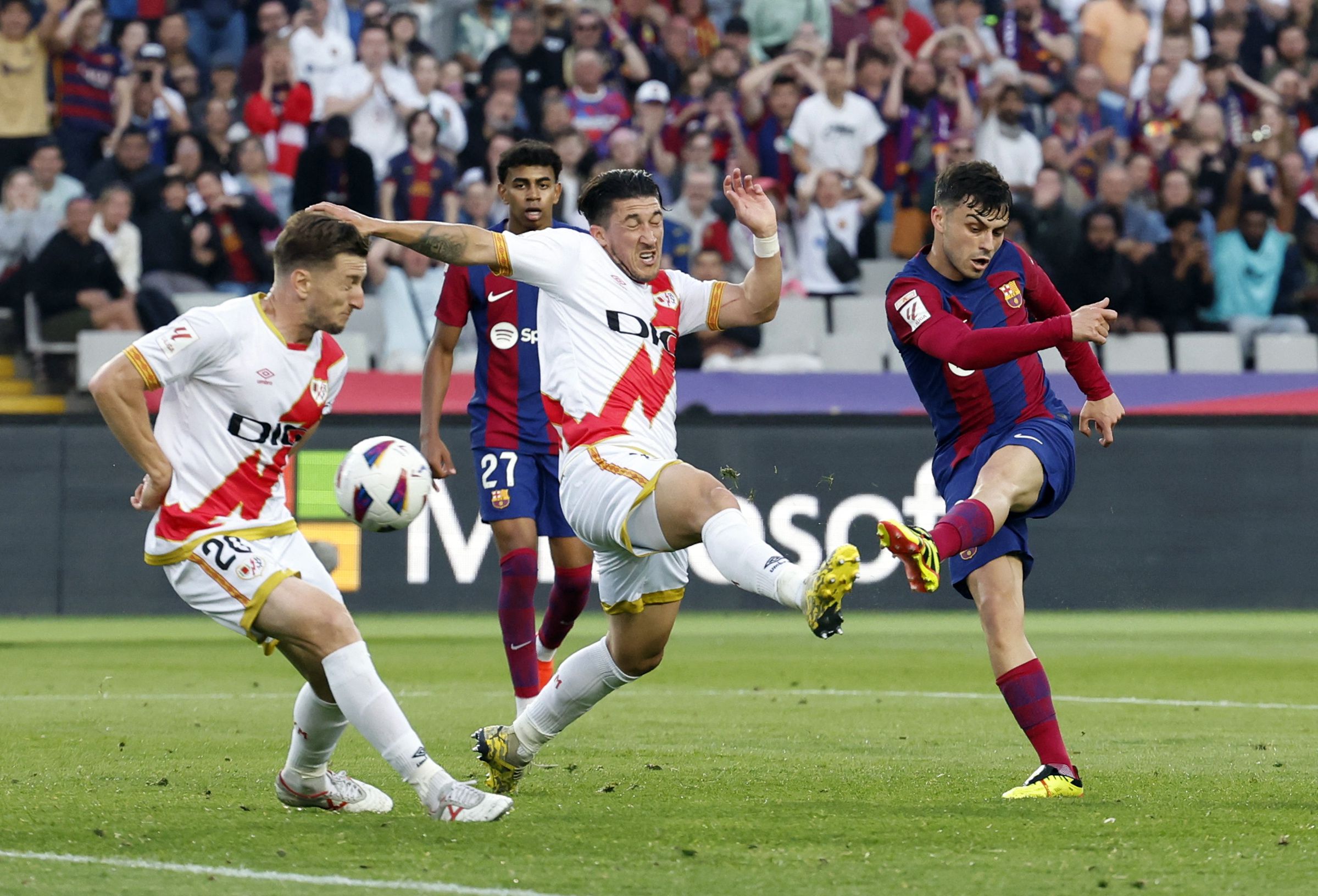 Pedri, del dolor a la alegría: El Barcelona vence al Rayo Vallecano