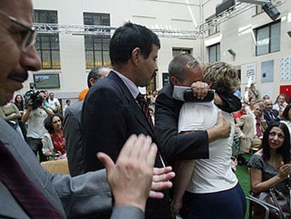 Mohammed Zerrouki, víctima de los atentados de Casablanca, abraza a Clara Escribano, herida en el 11-M.