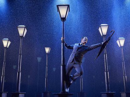 Ivan Lavanda, en la escena más emblemática de 'Cantando bajo la lluvia'.
