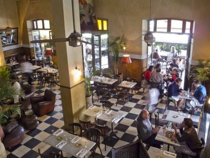 Interior del Caf&eacute; de la Poste, en el barrio colonial de Gu&eacute;liz, en Marraquech. 