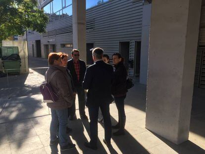 Sindicalistas de CC OO, frente al acceso de personal del hotel de Valencia donde las camareras de piso fueron readmitidas.