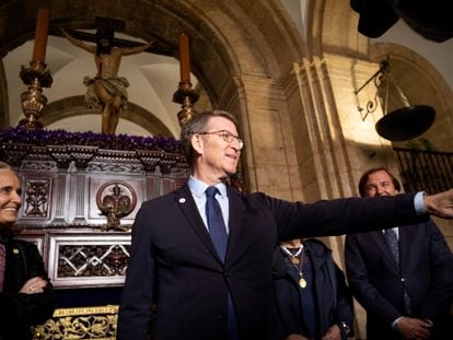 El líder del PP, Alberto Núñez Feijóo, asistía el martes al besamanos del Señor del Gran Poder, en Sevilla.