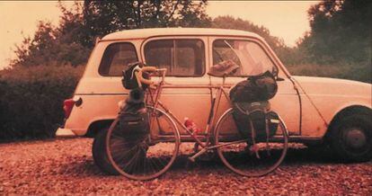 La bicicleta con la que Hugh Elliott quiso llegar a Burgos, ante su primer coche.