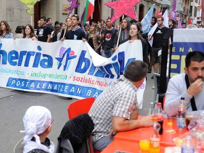Unos cien jóvenes secundaron la manifestación de Ernai por el centro de Vitoria.