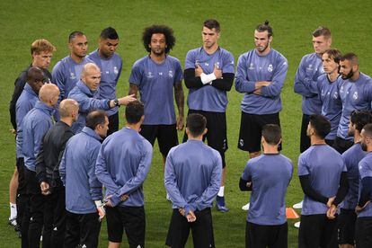 Zinedine Zidane da instrucciones a sus jugadores.
