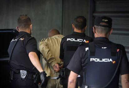 El presunto asesino de Mónica Marcos es conducido por varios agentes de la Policía Nacional al interior de los juzgados de A Coruña, este domingo por la mañana.