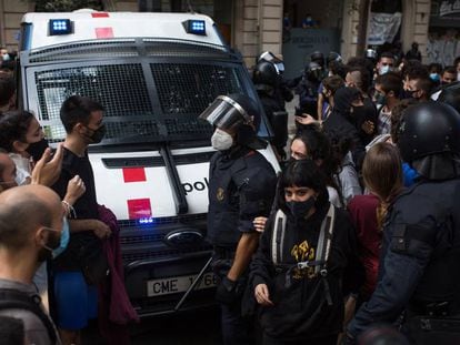 Activistes s'encaren als antidisturbis en un desnonament al carrer Còrsega de Barcelona, el passat dimarts. 