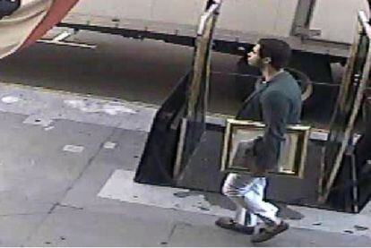 Las cámaras de las calles de San Francisco grabaron al ladrón llevando el cuadro en la mano.