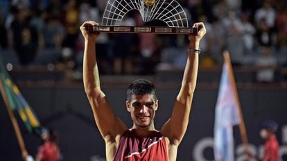 Alcaraz levanta el título de campeón el domingo en la pista de Río de Janeiro.