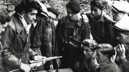 Un oficial de la resistencia francesa enseña a su compañeros cómo usar un subfusil en marzo de 1944.