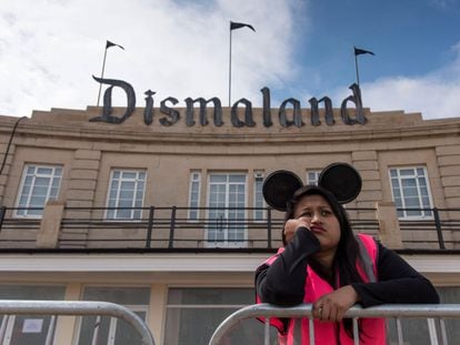 Una de las azafatas de Dismaland, un parque artístico de atracciones, parodia de Disneyland, creado por Bansky.