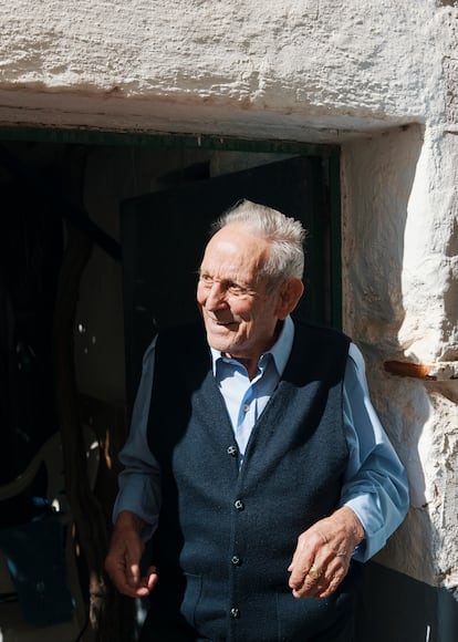 José Sánchez Muñoz, abuelo de la cantante, en la puerta del patio de su casa.