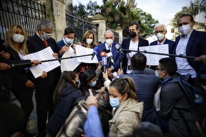 El ex negociador de paz Humberto de la Calle, centro, y otros miembros de la Coalición de la Esperanza tras su encuentro con Iván Duque en la Casa de Nariño. 