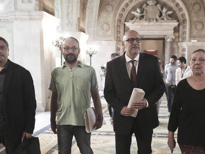 Els diputats Jordi Orobitg i Lluis Corominas de Junts pel Si i de la CUP Gabriela Serra i Benet Salellas, avui, al Parlament