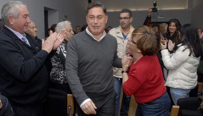 Marcos Martínez Barazón, expresidente de la Diputación de León por el PP, es recibido por vecinos de la localidad de Cuadros tras salir de la cárcel a raíz de su detención en Púnica, en 2014