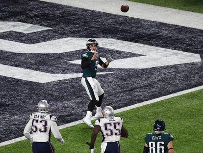 Nick Foles recibe el bal&oacute;n tras confundir a la defensa de los Patriots y consigue el touchdown.