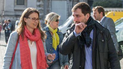 Los exconsellers catalanes Toni Comín (d) y Meritxell Serret, a su salida del tribunal de primera instancia de Bruselas este miércoles.