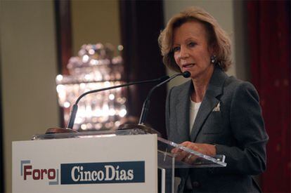 La vicepresidenta segunda y ministra de Economía, Elena Salgado, en el Foro Cinco Días.