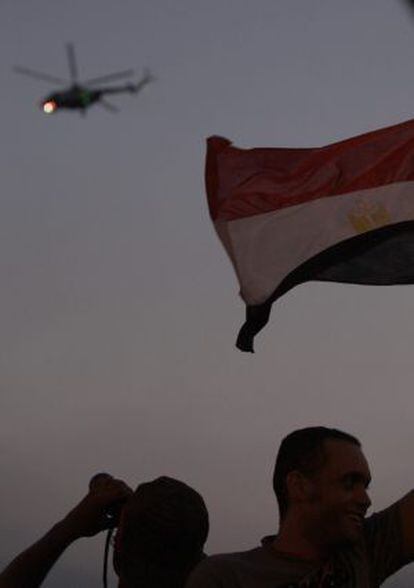 Un helicóptero militar sobrevuela la plaza de  Tahrir.