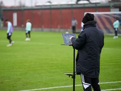 Un técnico utiliza un iPad durante un entrenamiento.