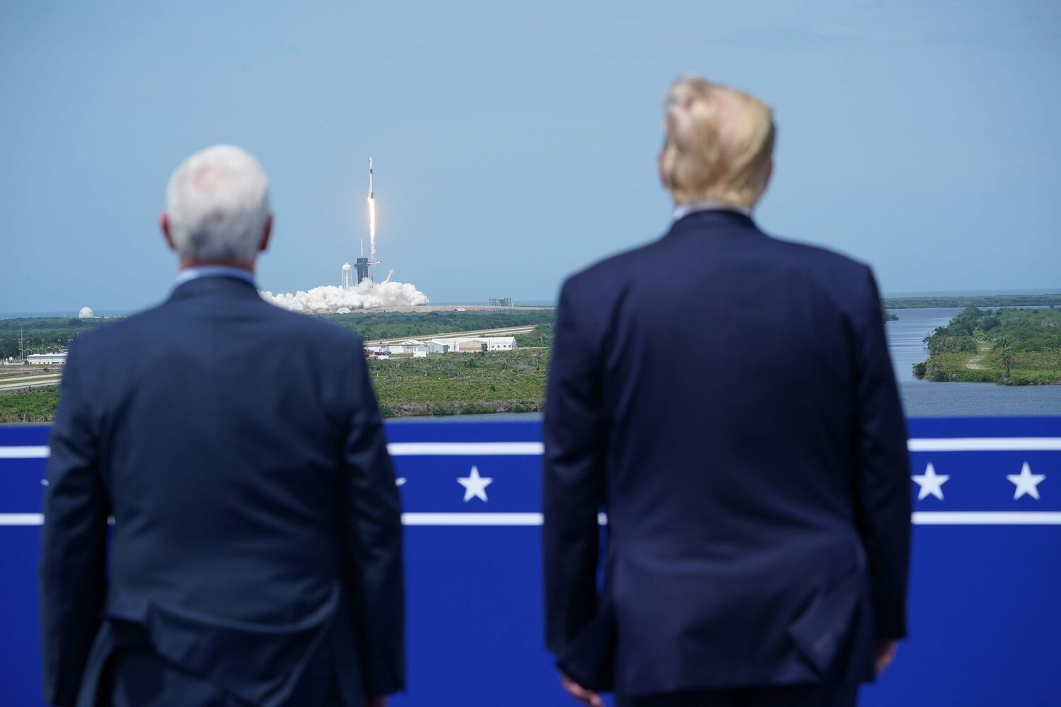 Desde la izquierda, el vicepresidente de EE UU, Mike Pence, y el presidente, Donald Trump, asisten este sábado al lanzamiento de la nave 'Crew Dragon' desde Cabo Cañaveral.