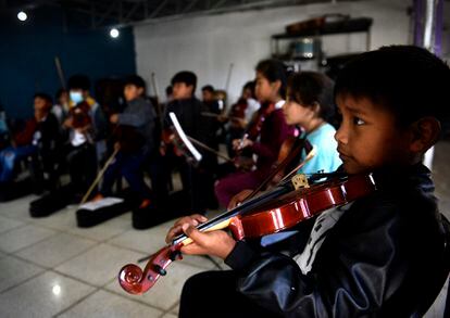 Alex, de seis años, es uno de los más pequeños de la clase. La orquesta, en general, está compuesta por chicos y chicas de entre 8 y 18 años.
