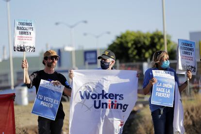 Activistas piden elecciones libres frente a la planta de General Motors, este martes en Silao.