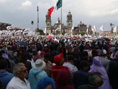 Seguidores de López Obrador congregados en el Zócalo capitalino, este sábado.