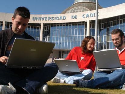 Alumnos de la Universidad de C&aacute;diz estudian en el campus de Puerto Real. 