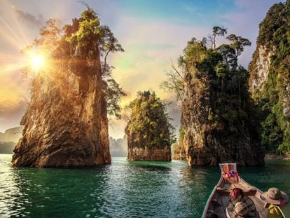 Tres islotes en el lago Cheow Lan, en el parque nacional de Khao Sok, un lugar que fascinó a la modelo Blanca Padilla en un reciente viaje a Tailandia. 