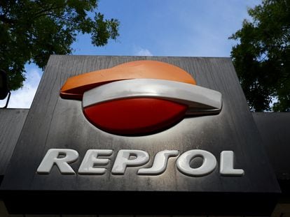 El logotipo de Repsol en una gasolinera en Madrid.